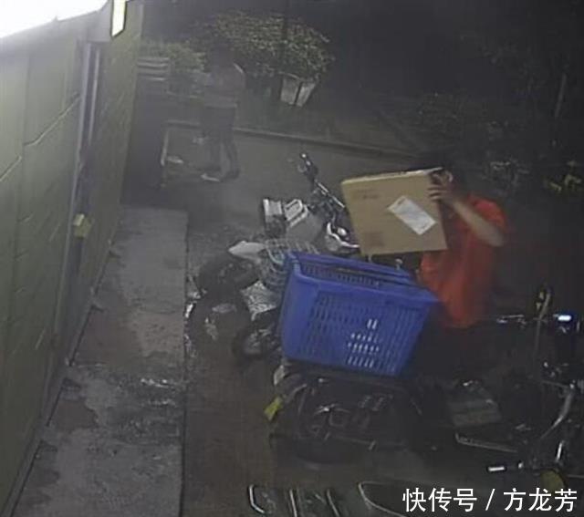 凭码取件打开快递柜是空的,快递员拿走包裹反