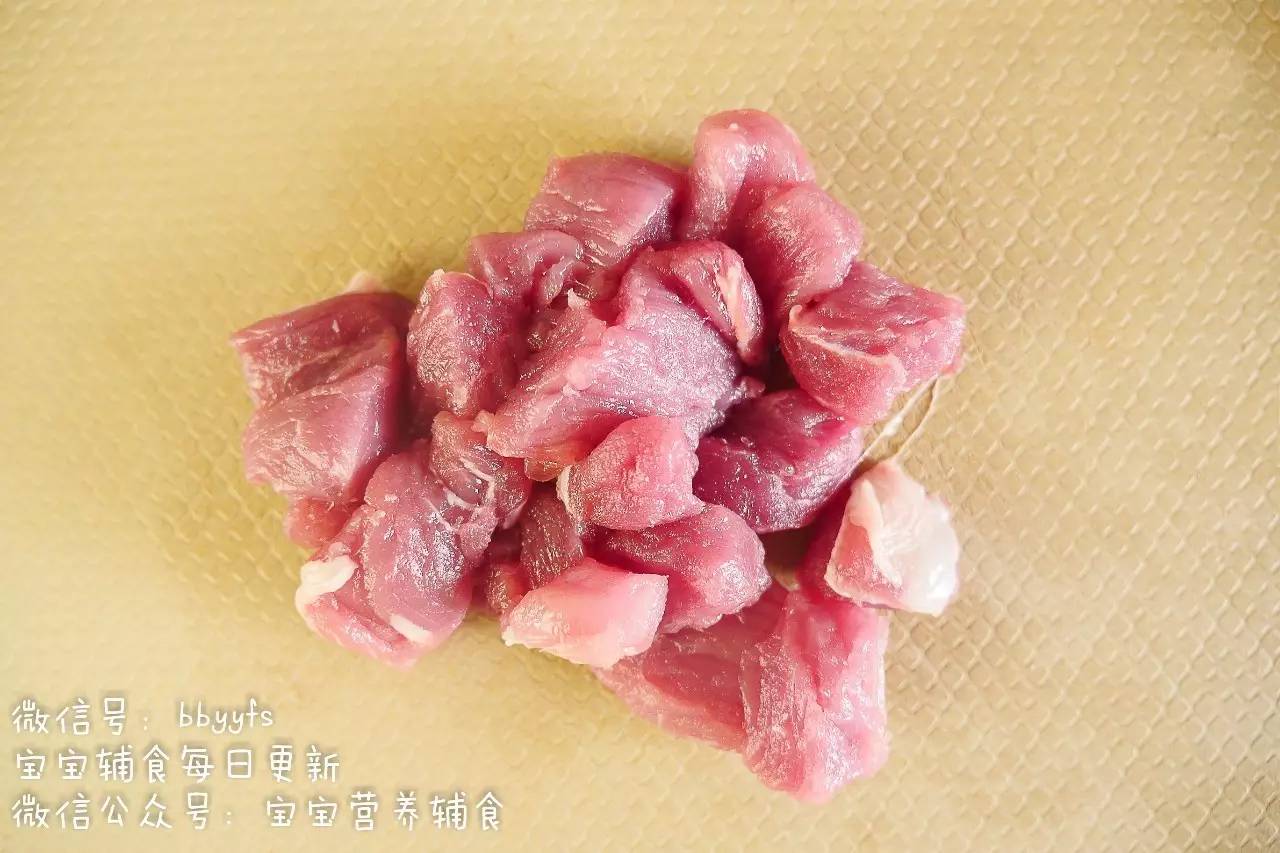 1. 准备食材:瘦猪肉50g,鸡蛋1个,玉米淀粉5g,芝麻酱3g.