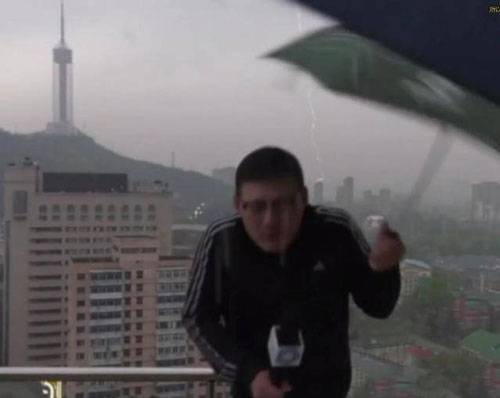 史上最惨的主持人，曾遭雷劈走红，昨日直播台风又出事了！