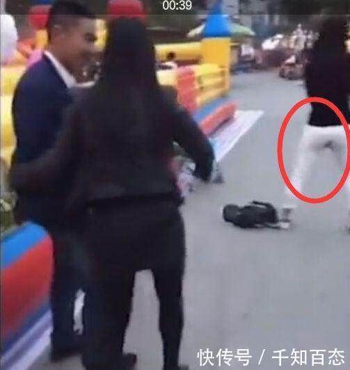 女子在广场上跳社会摇, 路人悄悄跟他说了一句