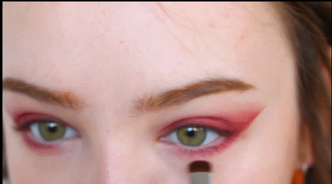 泫雅霓虹撞色眼妆有没有很吸睛