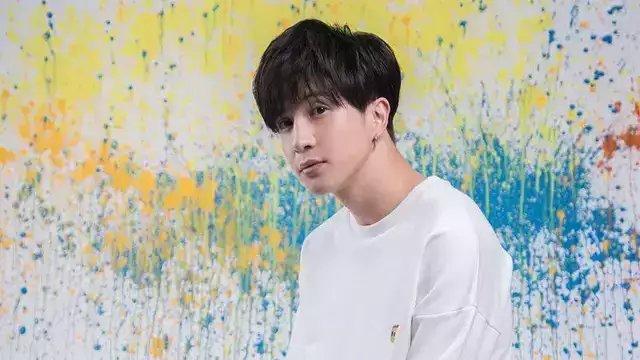 薛之谦微博宣布当爸! 圈内好友竟无一人祝福?