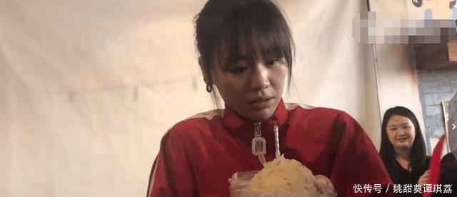 明星生日粉丝送蛋糕,马思纯一脸懵逼,王源的被
