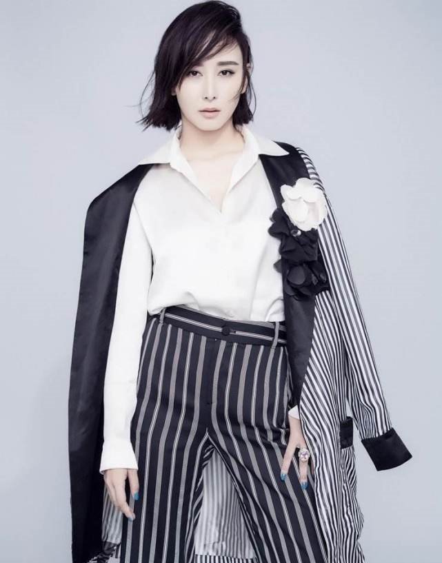 40岁胡静一家近照,老公长相一言难尽,儿子阳光