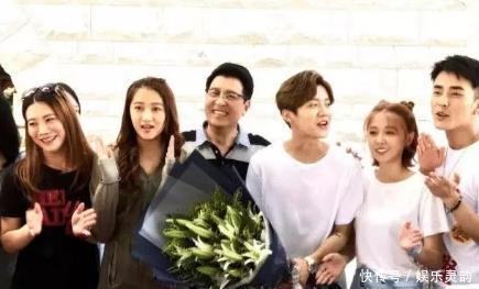 关晓彤赴鹿晗生日宴,用餐离开,共乘一辆车回了