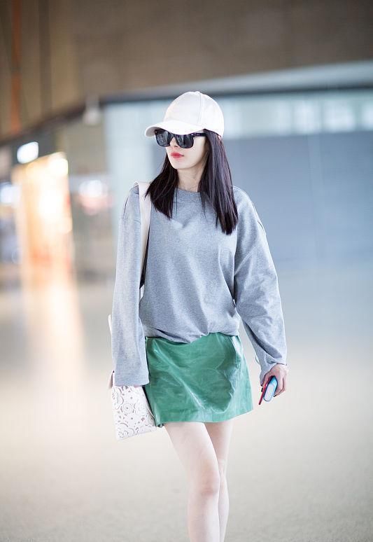 杨幂现身商场看男装, 李易峰陪在左右, 孕肚明显