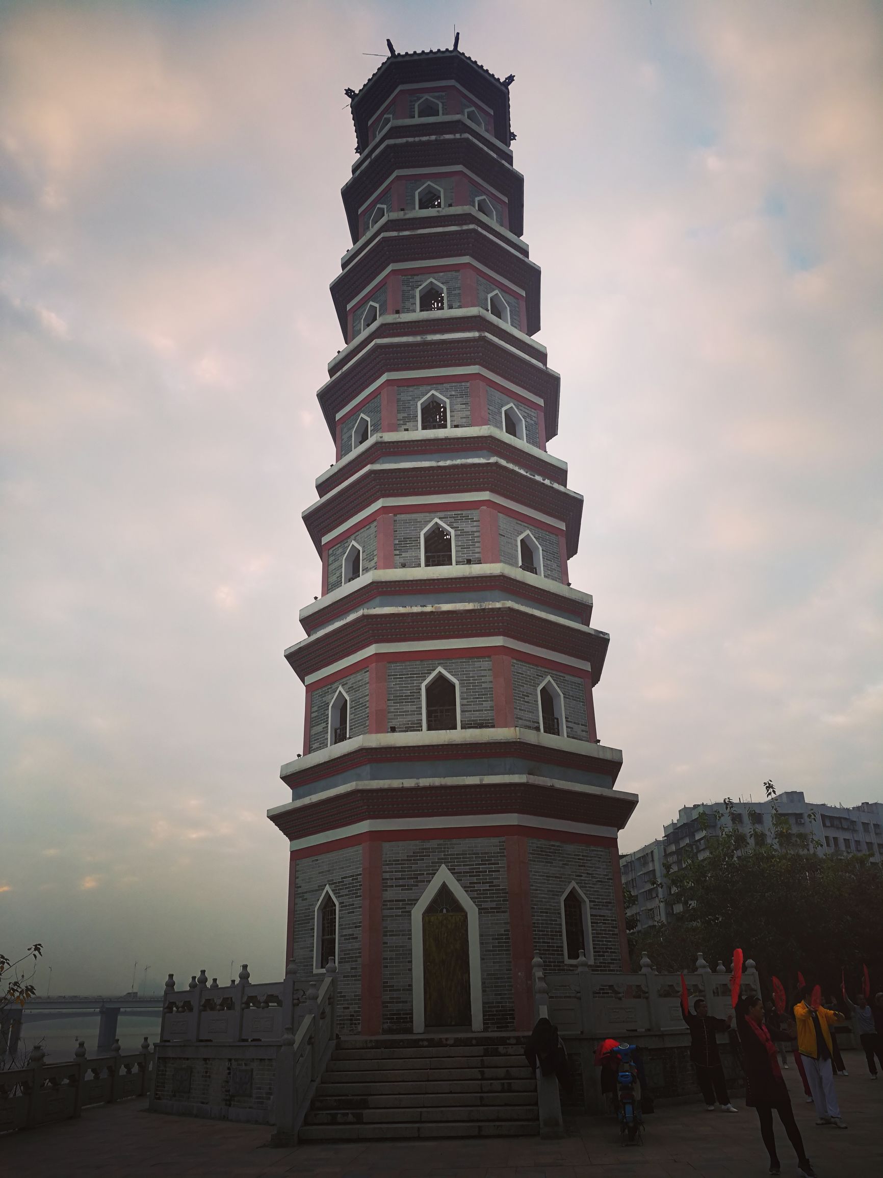 顺风车路上的风景:合生大桥旁的惠州文星塔近