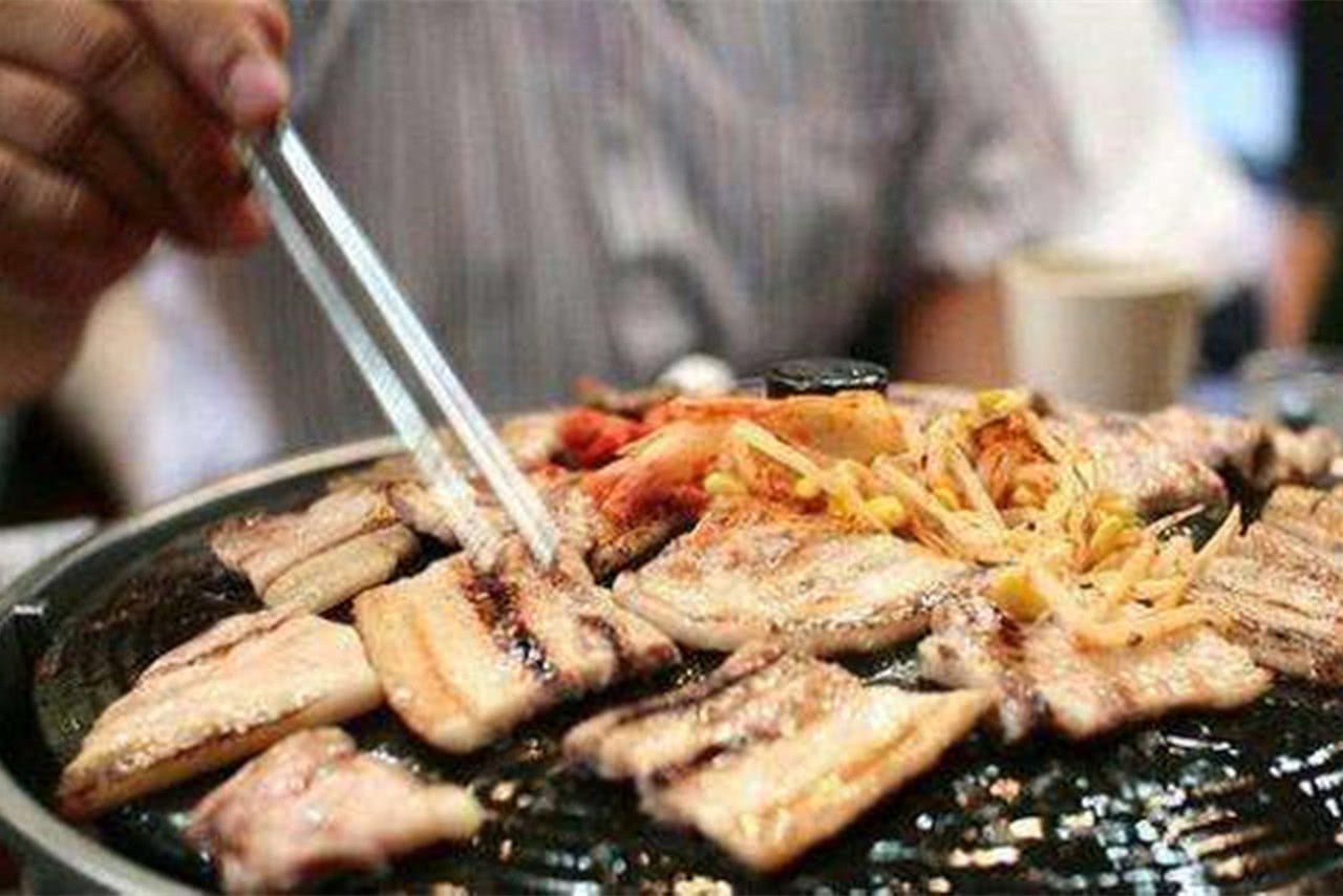 韩国人最爱吃五花肉:但肉的价格太贵,羡慕中国