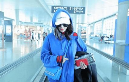 杨幂过年一人机场逗留拿杂志解闷 网友:没老公