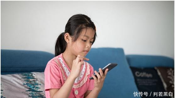 父母玩手机对孩子有什么影响,上学后就能看出