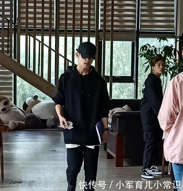 易烊千玺在中戏上形体课,站姿像罚站,旁边女同