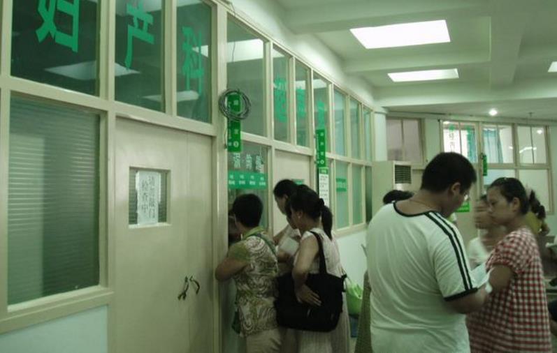 宝宝出生第二天夜里,护士查房遇家长对宝宝做