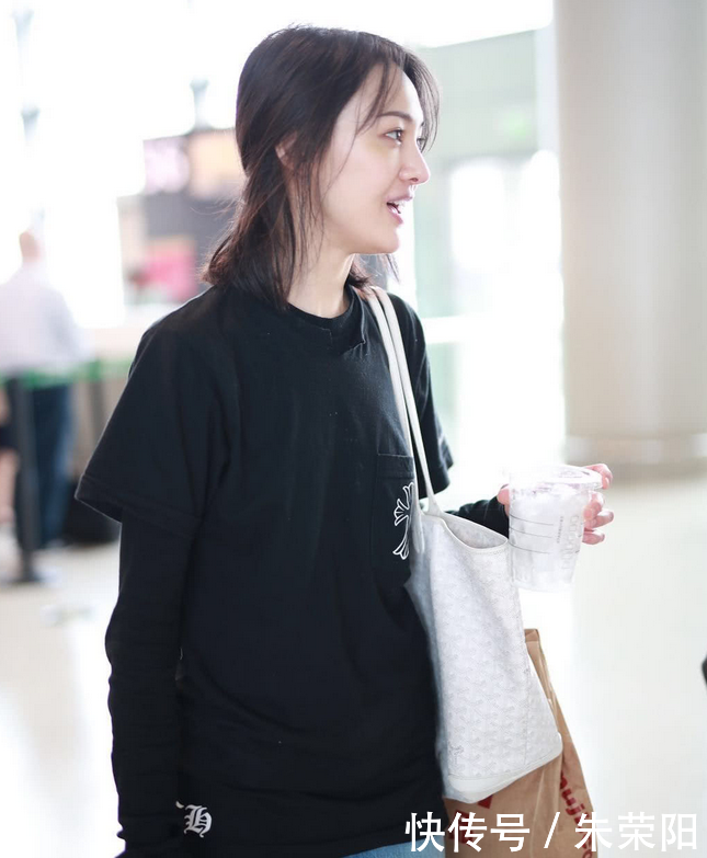 郑爽素颜现身机场,鼻子整容后遗症明显。