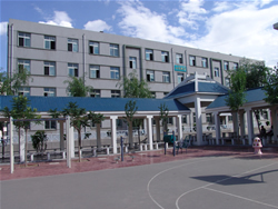 简介 赤峰市松山区红旗中学创建于1976年,赤峰名学校,自治区示范性