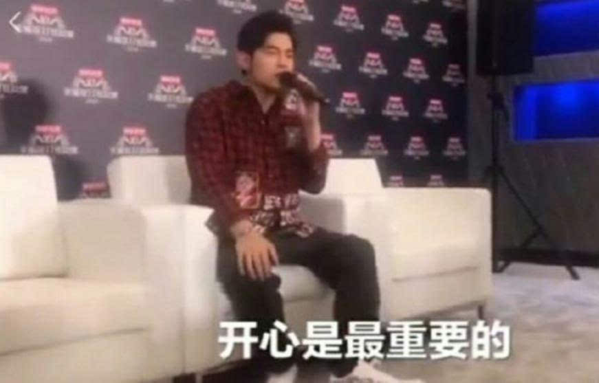 放下奶茶的周杰伦瘦下来也很容易，他却说瘦了是因为参加篮球节目