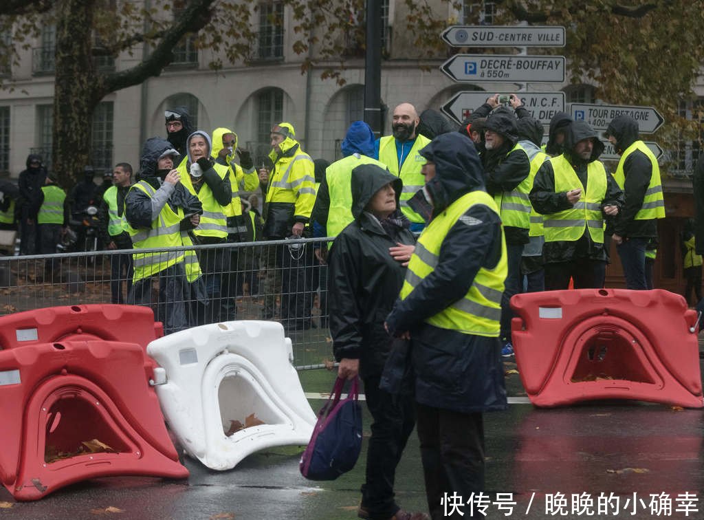 法国黄背心运动致10年来最严重骚乱 考虑实