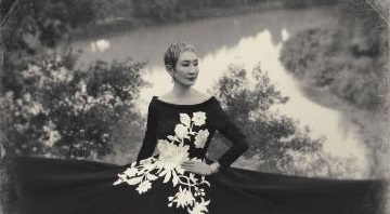 张国荣把她当亲姐姐，林青霞被她一手捧红，63岁惨遭徐克抛弃，现在过得让你羡慕！