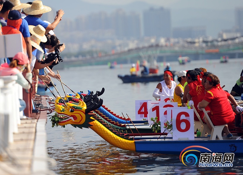 高清:迎端午赛龙舟 三亚河上竞风流