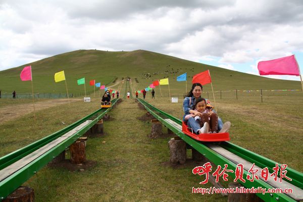 滑草场游客在滑草游玩