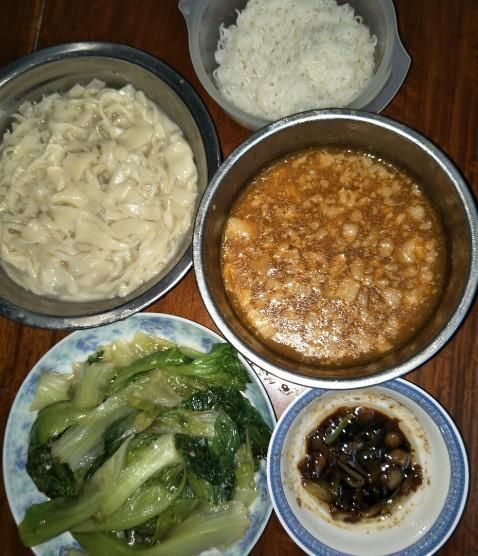 上完一天班回家就看到婆婆做这样的饭菜,我感觉这生活实在是太心酸了