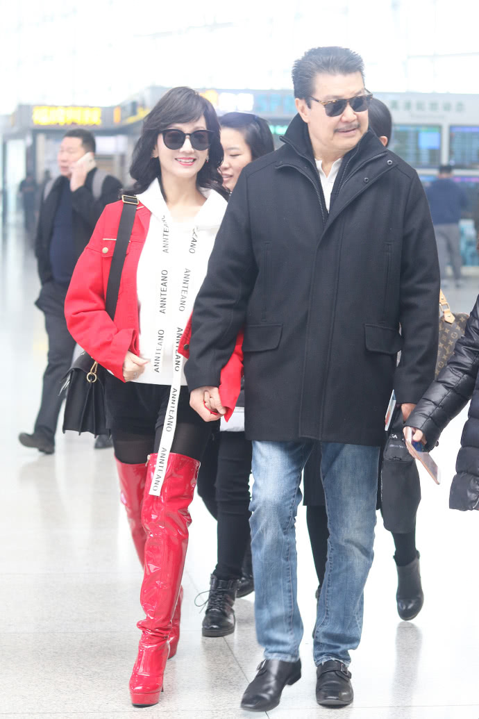 赵雅芝就是不认老,丝袜配红色过膝长靴,网友:少