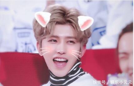 台上巴比龙,台下baby龙,为蔡徐坤打call