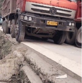 搞笑gif图:姑娘脸上画成这样,就不要自拍吓人