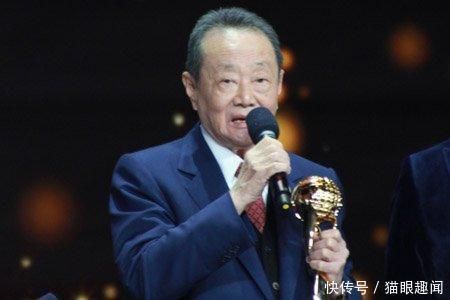 他95岁竟然还没退休,每年在北京收租50亿,女儿