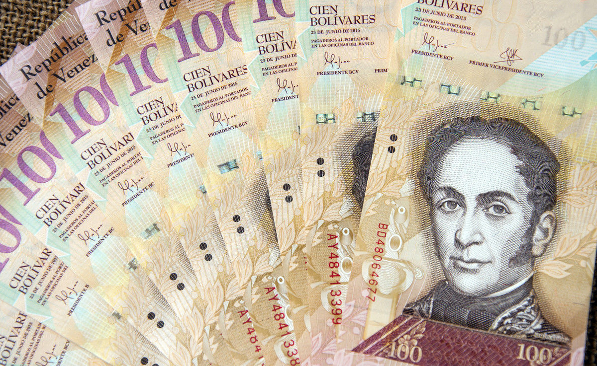 实拍委内瑞拉街头,货币扔的满地都是,无人愿意