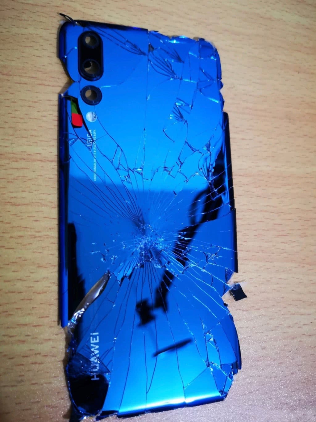 玻璃机身很漂亮?华为P20 Pro摔碎后,维修价能