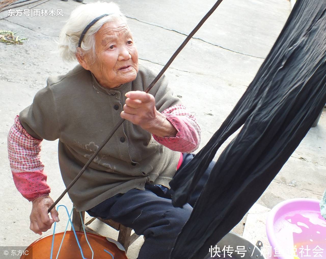 85岁农村老太太自己洗衣服做饭,诠释什么是满