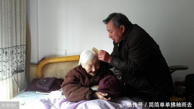 儿子不管年迈母亲,算命的却说她儿很孝顺,一年