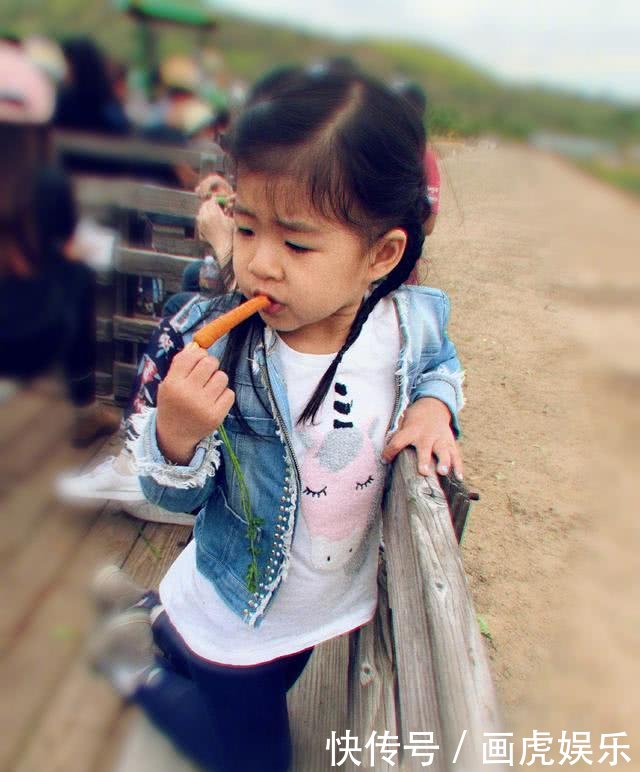 章子怡疑怀二胎消息后首发文,抱着醒宝巧妙遮