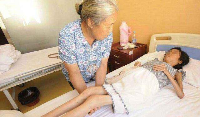 17岁小情侣想打掉腹中胎儿,医生掀开衣服却说:叫你父母来