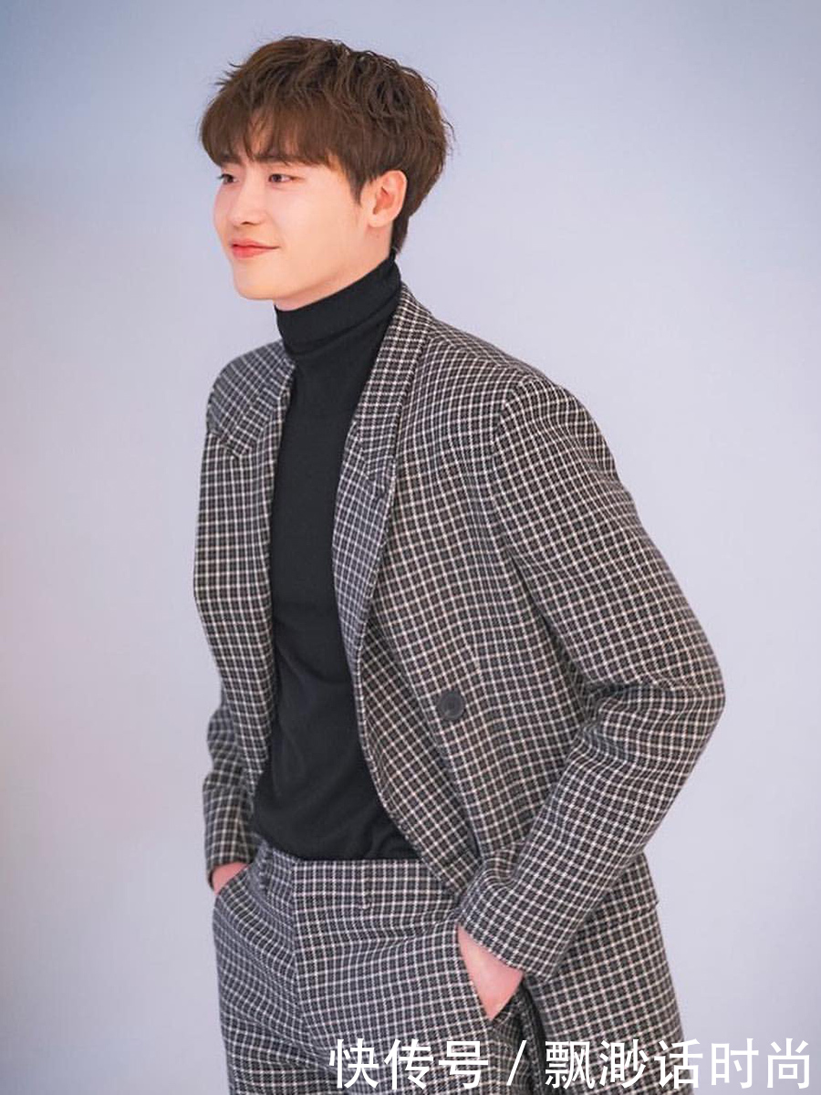 李钟硕又出新造型,浅色西装穿出痞帅感,颜值太