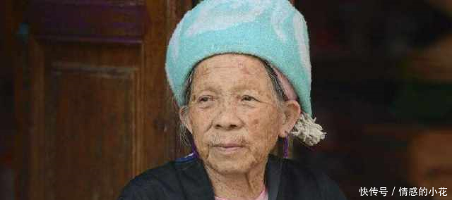 儿媳妇来我家住7天,我丢了一万块,进她卧室一看,我塞给她十万
