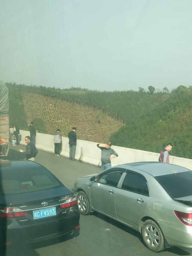 春运高速路上,堵车后的尿印和垃圾遍布