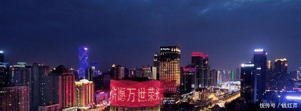 三城地标变身DNF勇士告白墙 八百万勇士为热