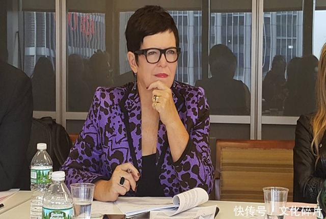 总理出国访问,女部长召开秘密会议罢免他,成为该国首任女总理!