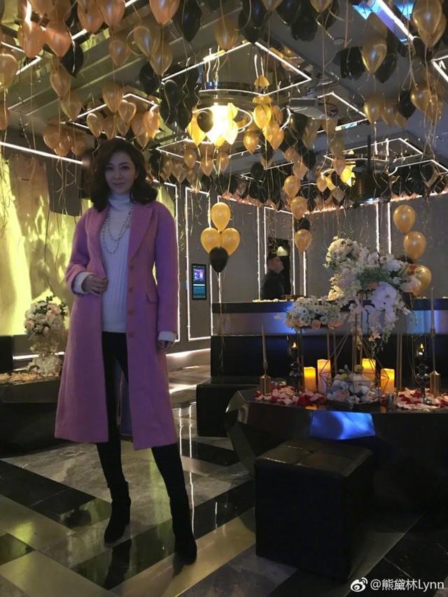 准妈妈熊黛林挺孕肚穿高跟鞋出席活动,网友比