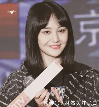 郑爽在发布会,扇自己耳光,为什么