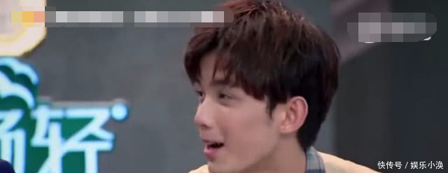 马思纯表演口吞拳头 边上的邓伦露出蜜汁表情
