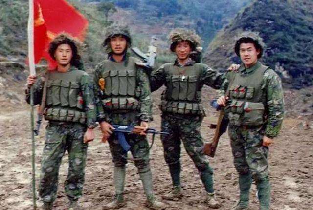 1979年到1989年整整10年,中国对越南的自卫反击战,战争中中国涌现出大批的优秀军人,他们用鲜血和生命捍卫者祖国的尊严,他们以中国军人的姿态让世界震惊,也让世界人民敬佩。谁是最可爱的人,是他们,中国军人。 躺在烈士陵园里的千万将士值得我们永远铭记,战争中光荣负伤的千万老兵们更值得我们学习和尊敬。展亚平,1962年8月生,1981年10月从沙洲县(后为张家港市)乐余镇应征入伍,服役于南京军区驻杭州部队硬骨头六连,在硬骨头精神的熏陶下,在连队党支部的培养和战友们的帮助下,很快当上了班长,并光荣入党。