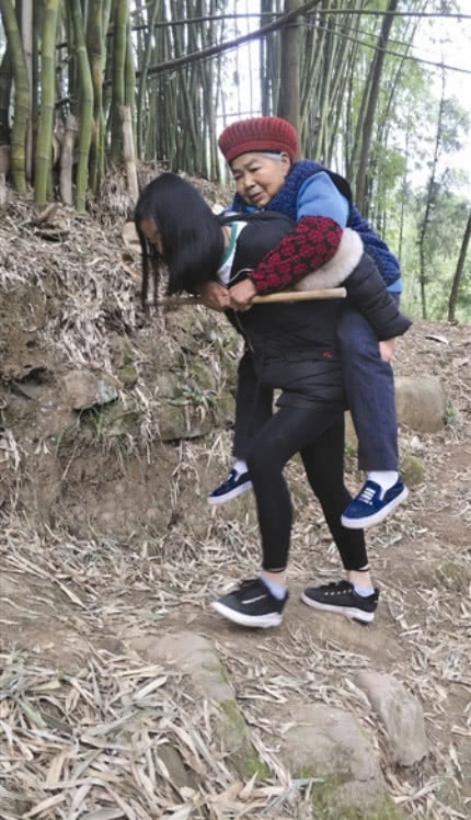 17岁女孩背着奶奶去看病,换成男孩子会有这份