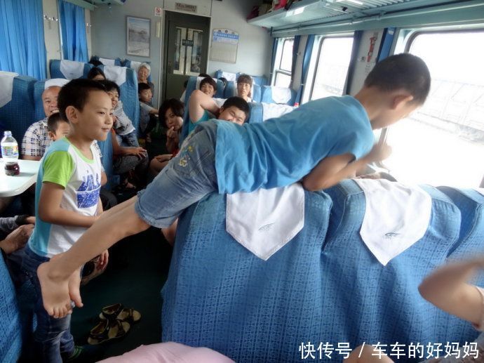 男孩火车上打闹,乘客提醒反被妈妈怼:碍你啥事