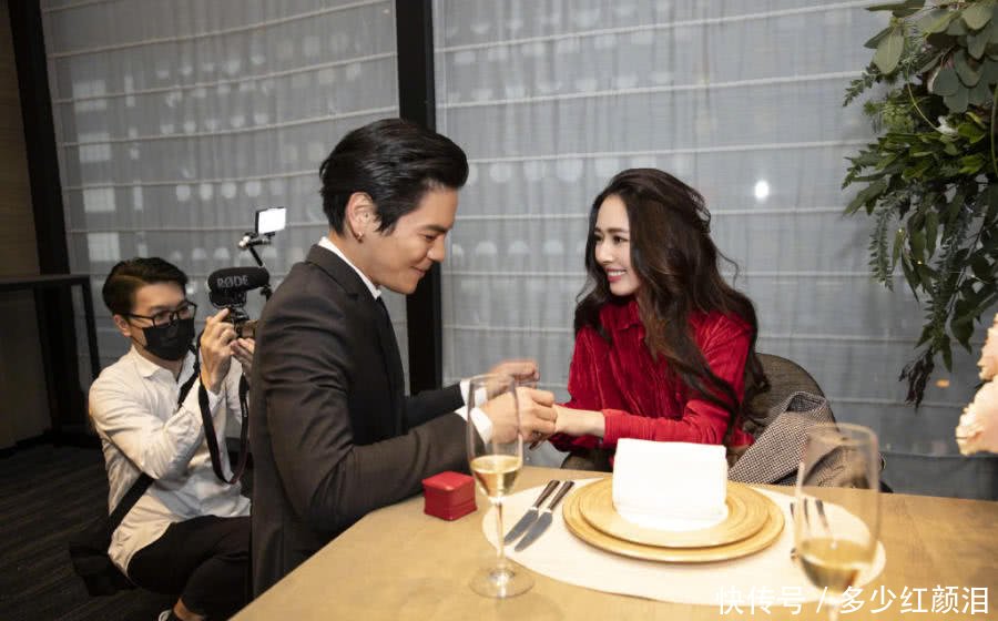 向佐求婚成功!郭碧婷订婚钻戒闪眼,却被没笑容
