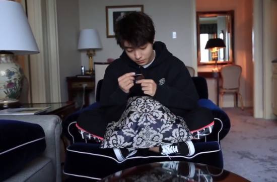 王俊凯日本之行照片公开,不仅强迫症发作,还为