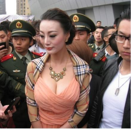 王李丹妮获封中国乳神图片