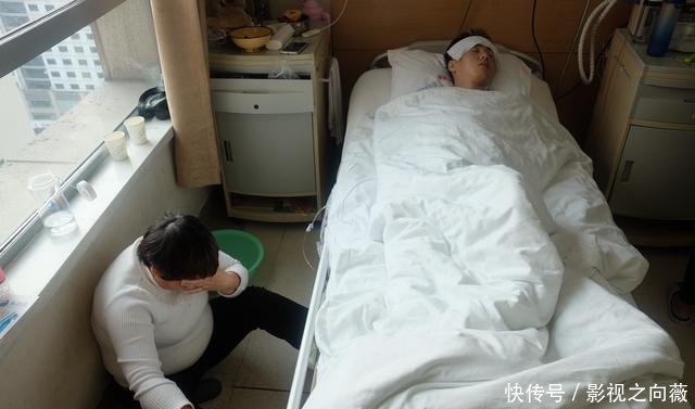 18岁帅哥美发师腹痛倒地无钱治 哥哥后悔结婚