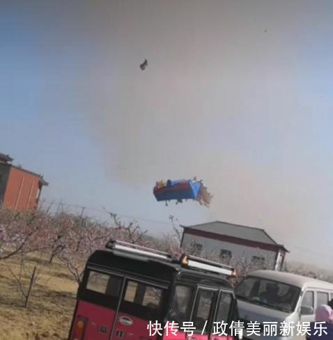 河南虞城农村赶集突现龙卷风,户外蹦床刮上天